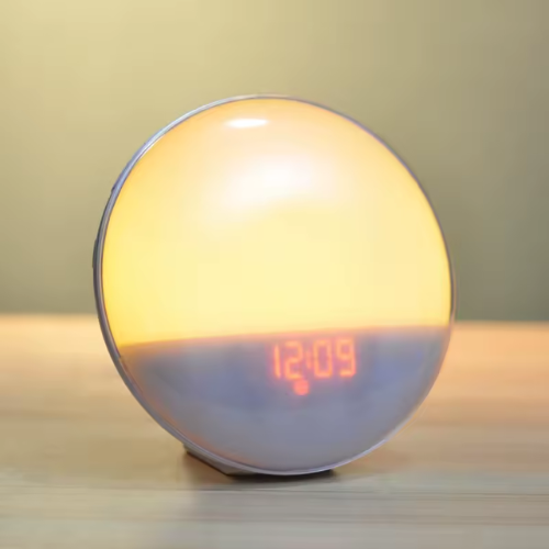 Alarm clock with sunrise simulation